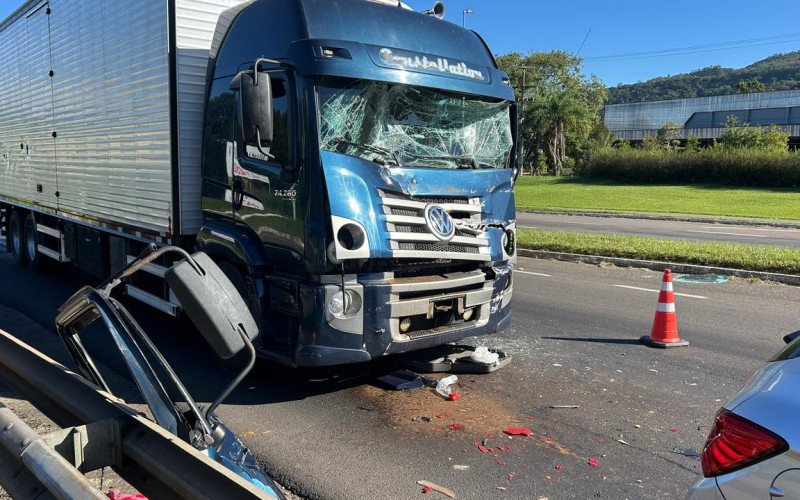 RS-239: Bombeiros precisam arrancar porta para socorrer motorista de caminhão após grave acidente entre Novo Hamburgo e Campo Bom | abc+