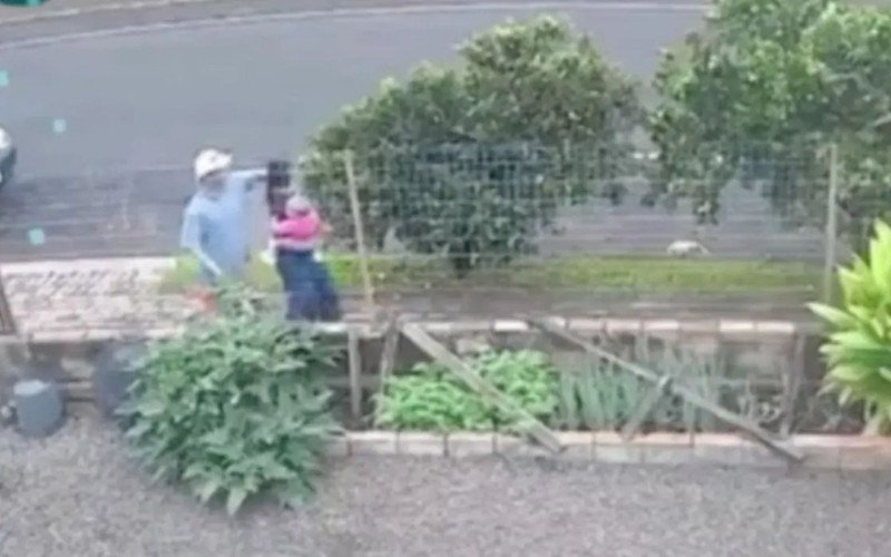 Adolescente é morta a facadas enquanto caminhava com bebê no colo | abc+