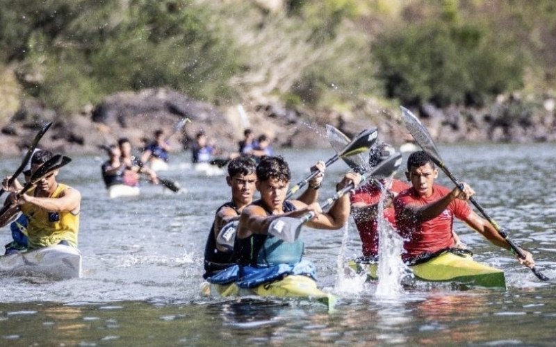 Aleca conquistou 24 medalhas em etapa do Campeonato Gaúcho de Canoagem - Mateus e Alan (de azul), ficaram em 1º lugar no k2 Open masculino, e Andrei, com atleta de outra equipe (vermelho), ficaram em 2º lugar
