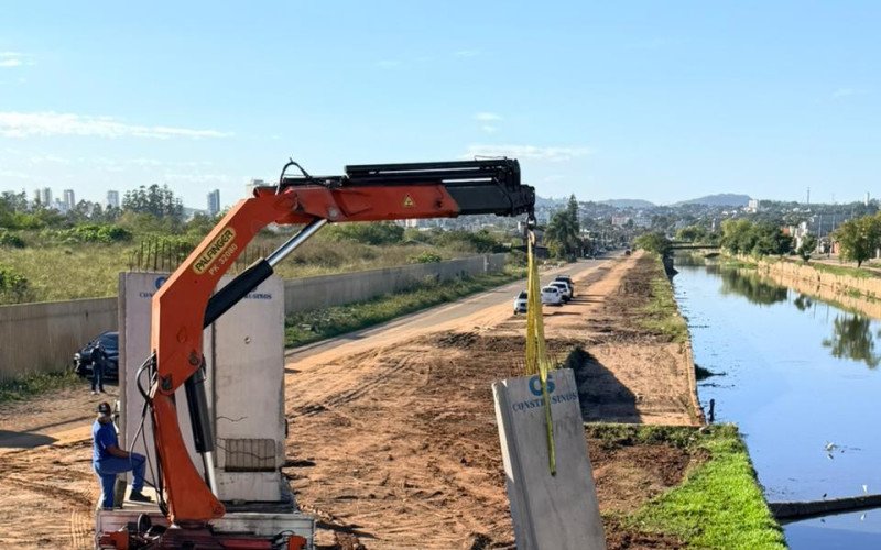 Prefeitura reforça estrutura do dique da Vicentina com blocos de concreto