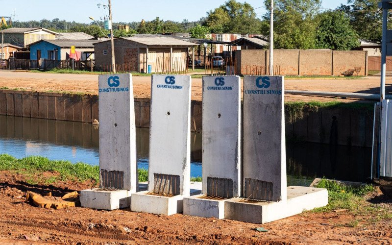 Prefeitura reforça estrutura do dique da Vicentina com blocos de concreto