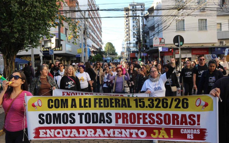 Após assembleia que manteve a greve, professores fizeram uma passeata até a Prefeitura de Canoas nesta segunda-feira (27) | abc+