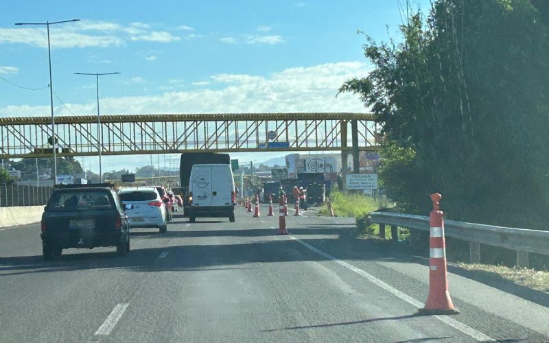 Obras estão causando lentidão na BR-116, no Vale do Sinos, nesta segunda-feira (27)