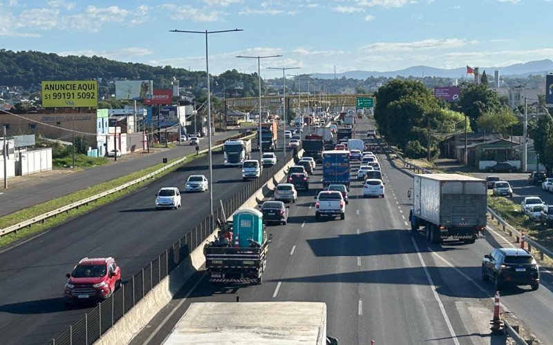 Obras estão causando lentidão na BR-116, no Vale do Sinos, nesta segunda-feira (27)
