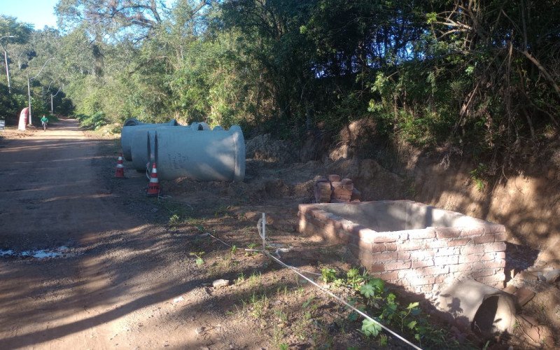 Obras de pavimentação da Estrada do Zoológico, em Sapucaia do Sul