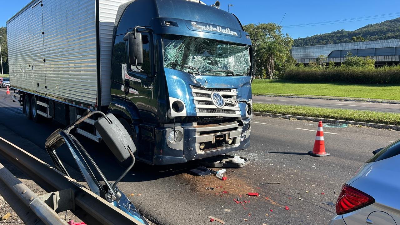 RS-239: Bombeiros precisam arrancar porta para socorrer motorista de caminh&atilde;o ap&oacute;s grave acidente