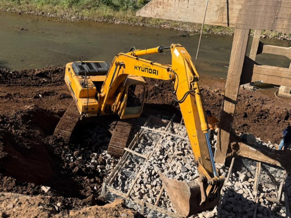 Ponte que liga bairros em Bom Princ&iacute;pio &eacute; bloqueada para reconstru&ccedil;&atilde;o da cabeceira; veja prazo