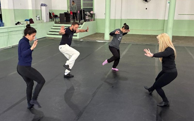 Oficina "Corpo In-Versos: a ação e o ritmo" foi ministrada pelo diretor teatral Marcelo Bulgarelli, no espaço da Corpus Cia de Dança