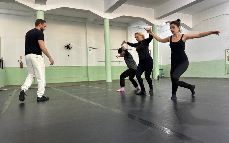 Oficina Corpo In-Versos: a ação e o ritmo foi ministrada por Marcelo Bulgarelli ontem