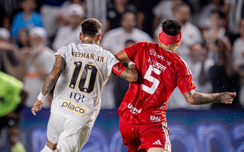 Na derrota para o Inter, Neymar marcou uma vez, mas não evitou o revés e a demissão de Vojvoda