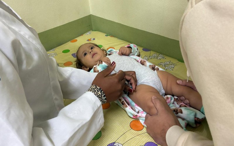 Pais levaram a pequena Antonela, de 10 meses, para vacinar na UBS Materno Infantil