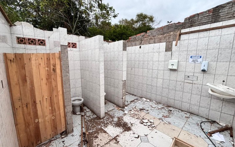 Banheiros do CTG também foram afetados pelo desmanche