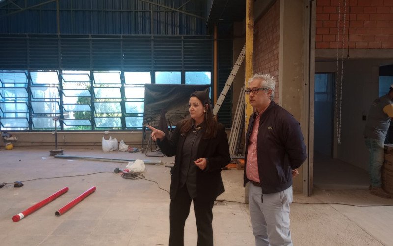 Charles Okama de Souza na visita ao IFSul