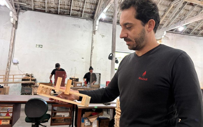 Willian mostra o acendedor que é acoplado ao produto final | abc+