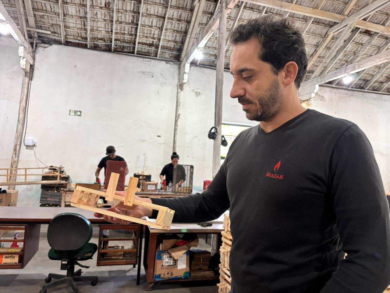 Carv&atilde;o com acendedor acoplado faz empresa da regi&atilde;o alcan&ccedil;ar faturamento milion&aacute;rio; confira a ideia em v&iacute;deo
