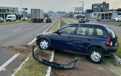 Carro roda na pista e para atravessado na ciclovia da RS-239