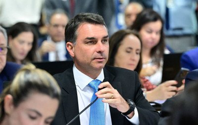 Flávio Bolsonaro vai aos Estados Unidos para reunião com Trump, diz pré-campanha