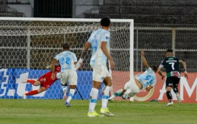 Três pênaltis perdidos e gol anulado de Carlos Vinícius marcam empate do Grêmio diante do Palestino