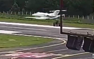 VÍDEO: Aeronave em pouso quase bate em trator da Infraero em Canela; confira