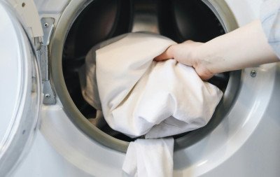 Adeus, bicarbonato de sódio! Novo queridinho da limpeza promete limpar roupas, tirar gordura e até mofo