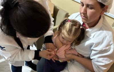 Escola Juja Baby recebe unidade móvel de vacinação para imunizar as crianças contra a gripe