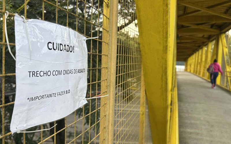 Cartazes foram fixados na passarela José de Quadros, entre os bairros Rincão dos Ilhéus, em Estância Velha, e Operário, em Novo Hamburgo, na altura do iFashion Outlet  alertando para o risco de crimes no local | abc+