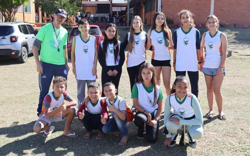 Parte dos integrantes do projeto de atletismo da Emeb Francisco Xavier Kunst | abc+