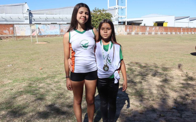 Laura Isabelli e Valentina, integrantes do projeto de atletismo da Emeb Francisco Xavier Kunst | abc+