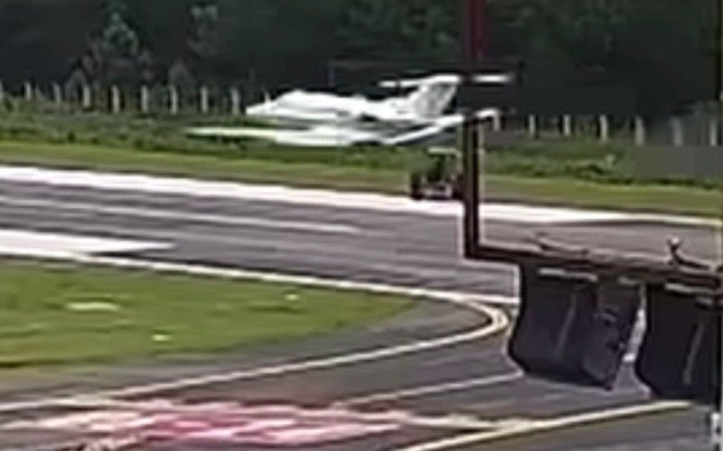 Vídeo mostra momento em que aeronave precisou arremeter para não bater contra trator