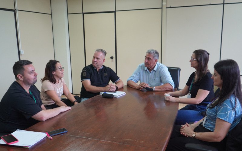 Representantes da prefeitura de Campo Bom se reuniram com membros da OnLine Vôlei Vale Germânico e da Artecola | abc+