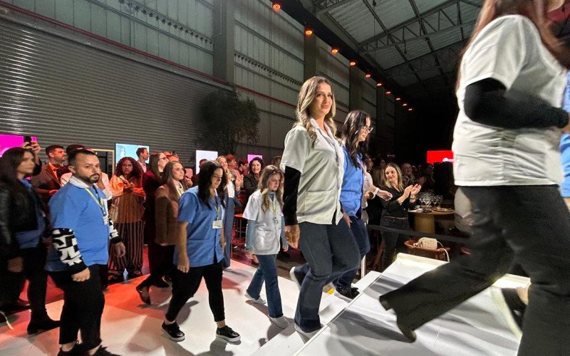 Funcionários da empresa foram reconhecidos pelo público em seu momento de desfile  | abc+