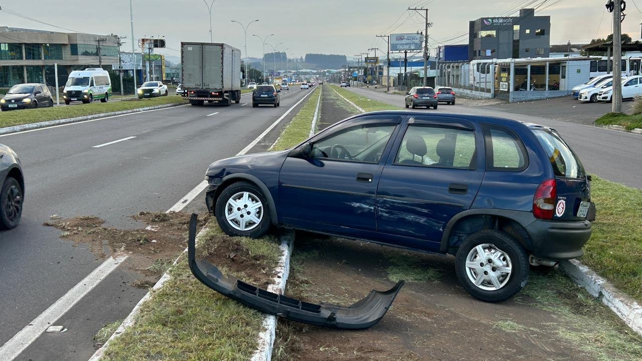 Carro roda na pista e para atravessado na ciclovia da RS-239