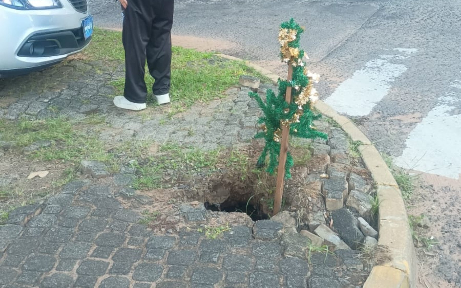 Queda no buraco entre avenidas de São Leopoldo aconteceu na tarde desta quarta-feira | abc+