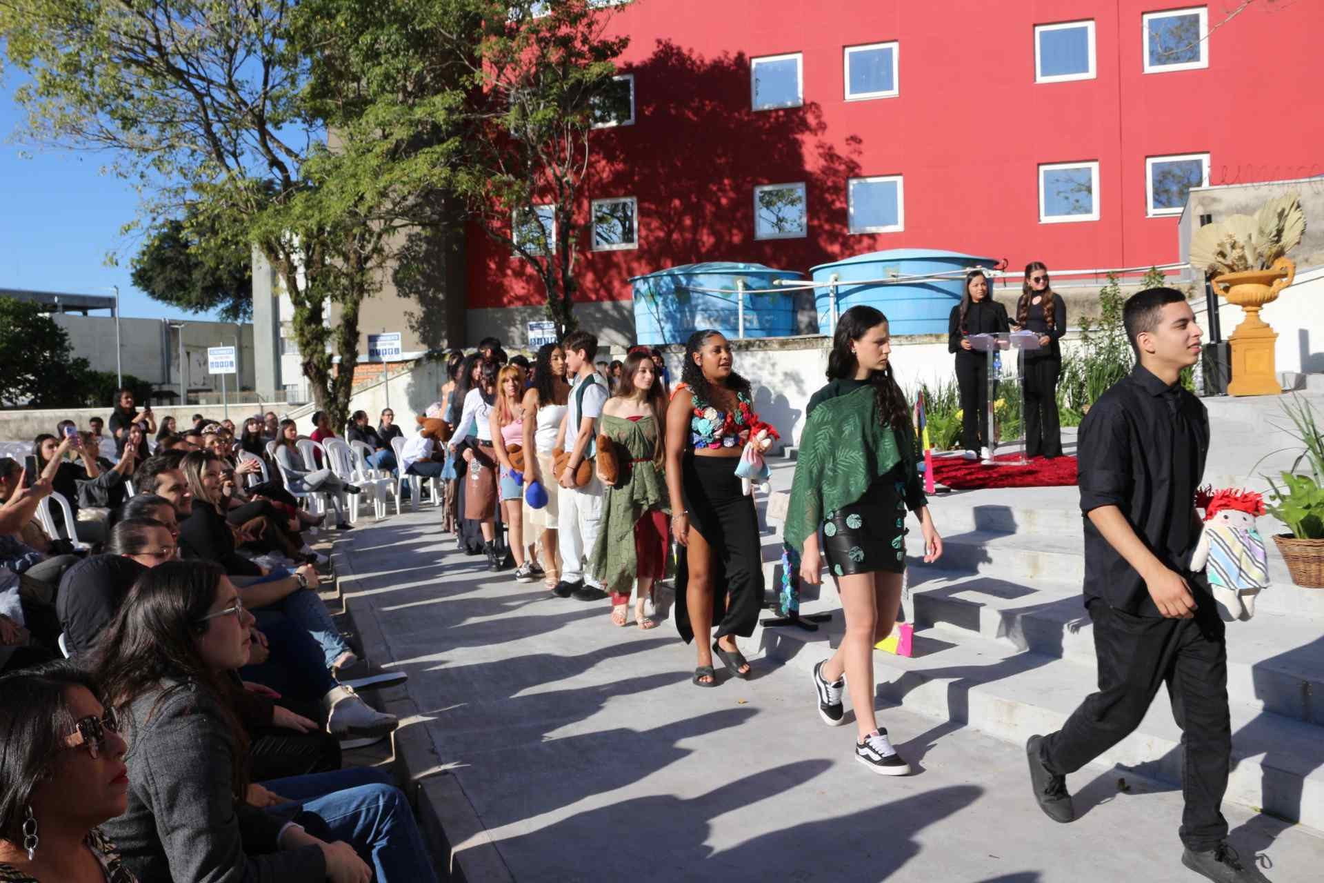 Desfile de jovens aprendizes do Senac Canoas celebra moda sustent&aacute;vel