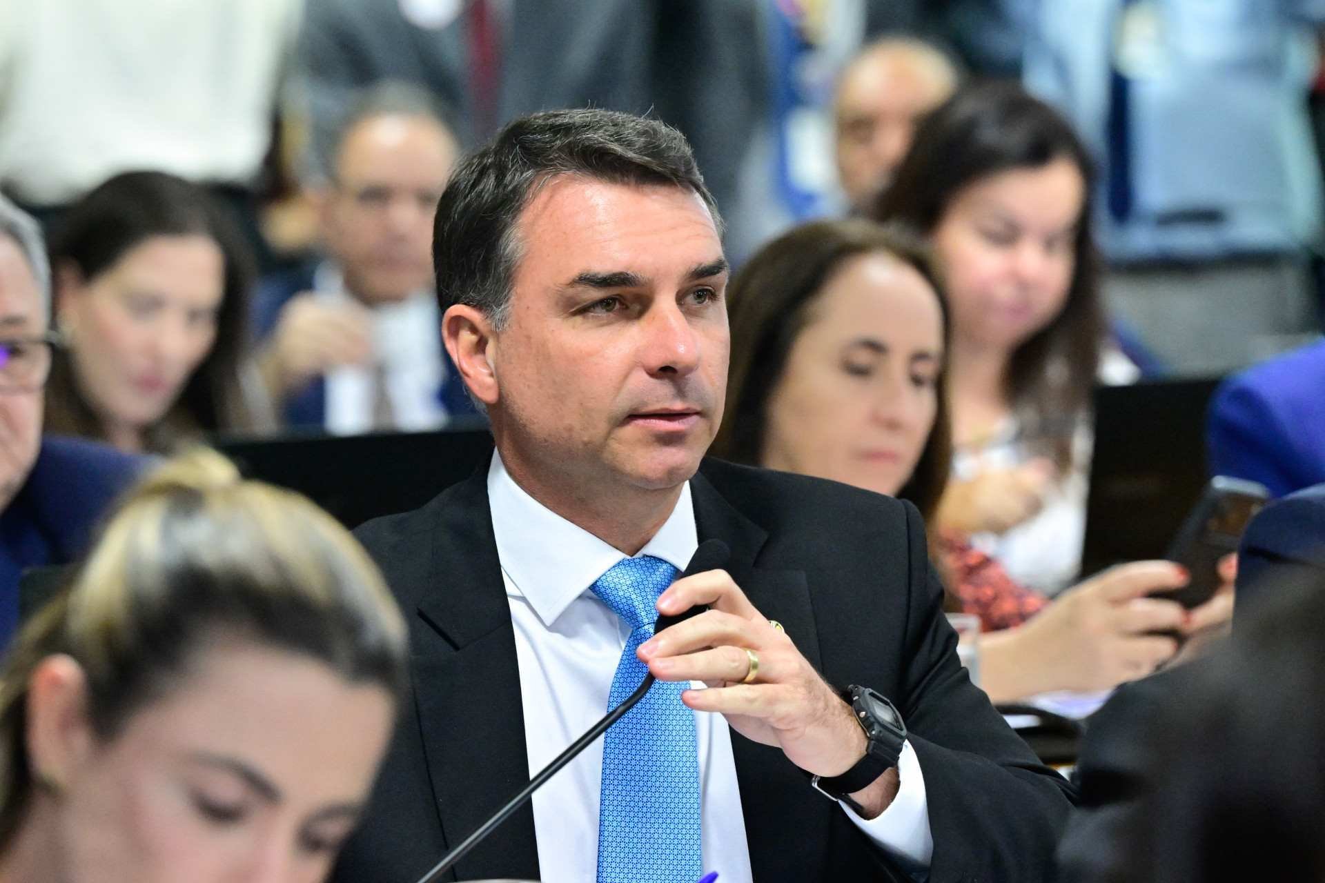 Produtora e M&aacute;rio Frias dizem que Vorcaro n&atilde;o deu dinheiro para filme e contradizem Fl&aacute;vio Bolsonaro