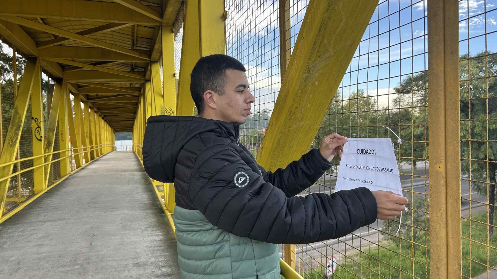 Usu&aacute;rios colocam cartazes para alertar sobre risco de assaltos em passarela da BR-116