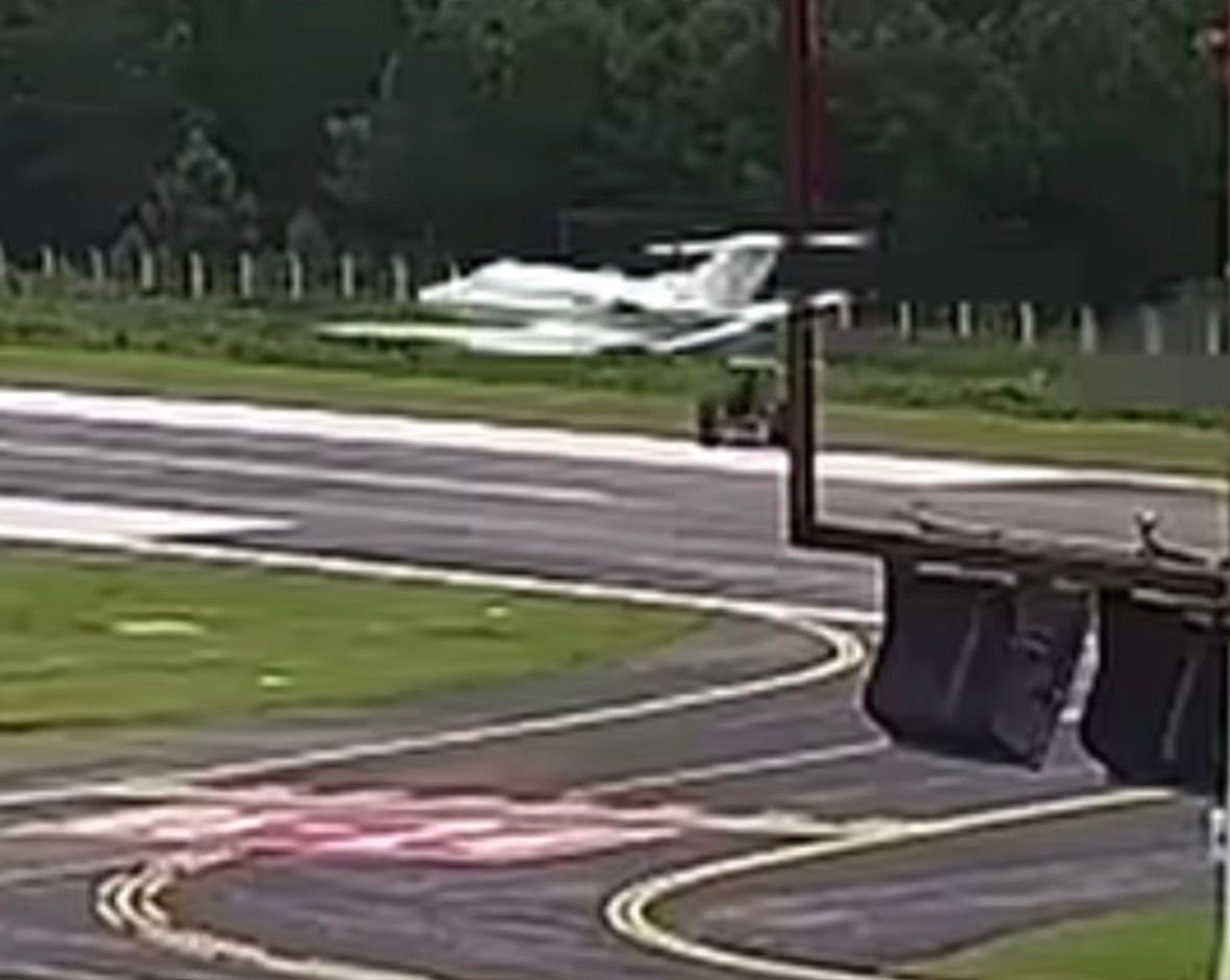 V&Iacute;DEO: Aeronave em pouso quase bate em trator da Infraero em Canela; confira