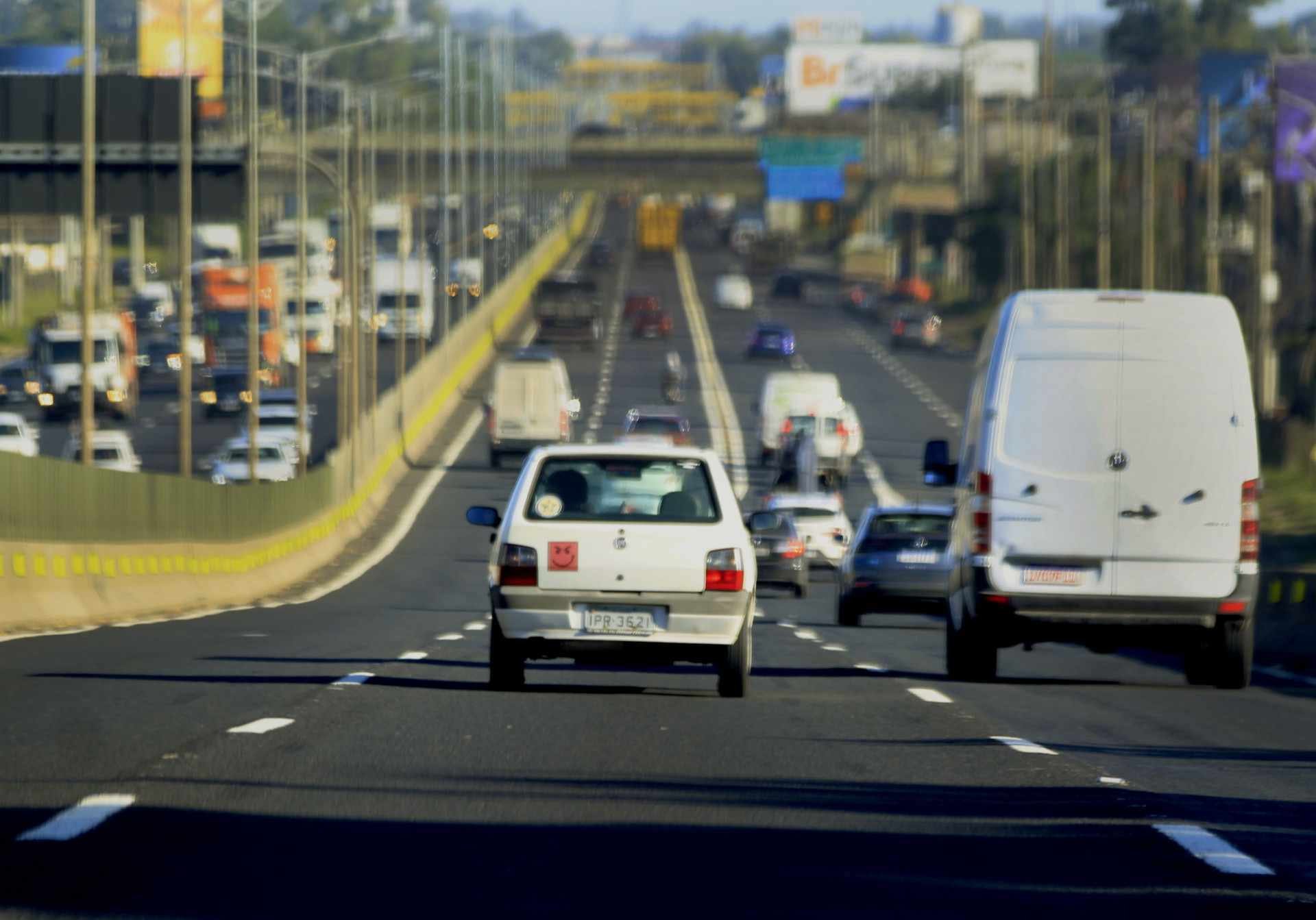 Eduardo Leite veta fim da taxa de licenciamento de veículos e mantém cobrança anual de R$ 114,09 | abc+