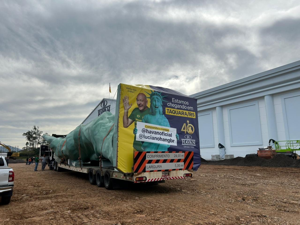 &ldquo;Novo cart&atilde;o-postal da cidade&rdquo;: Chegada da est&aacute;tua da Havan marca contagem regressiva para abertura da nova loja