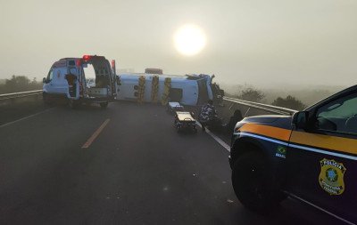 Colisão frontal com van de prefeitura deixa 11 feridos; 3 em estado grave