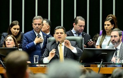 Congresso derruba veto de Lula e altera regras para progressão de regime de Bolsonaro e outros condenados pelo 8 de Janeiro