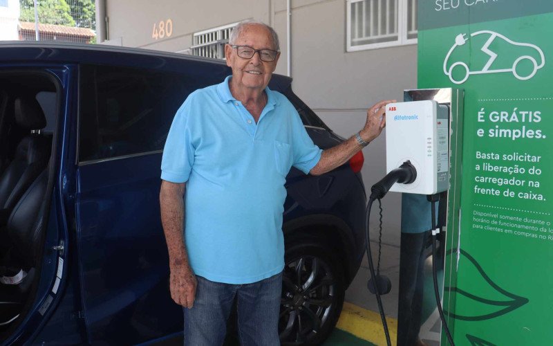 Edemar carrega seu carro elétrico gratuitamente quando faz o rancho semanal no supermercado | abc+