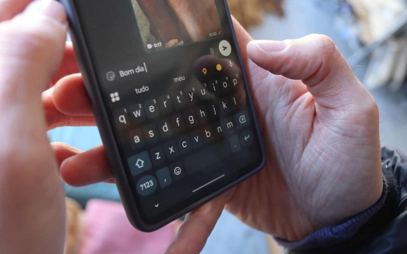 Sugest&atilde;o de palavras no teclado mobile tamb&eacute;m tem como base a IA, segundo o professor Cl&aacute;udio Roberto
