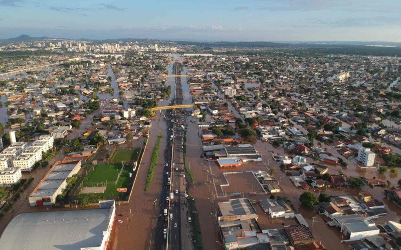 Alagamentos isolaram cidades ao longo da BR-116. O registro aéreo é do dia 5 de maio de 2024, visto de Novo Hamburgo em direção a São Leopoldo (ao fundo)