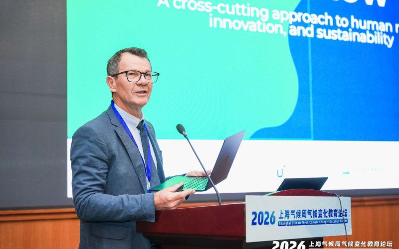 Professor Luiz Rohden apresenta Projeto Educar Crescer em fórum na China