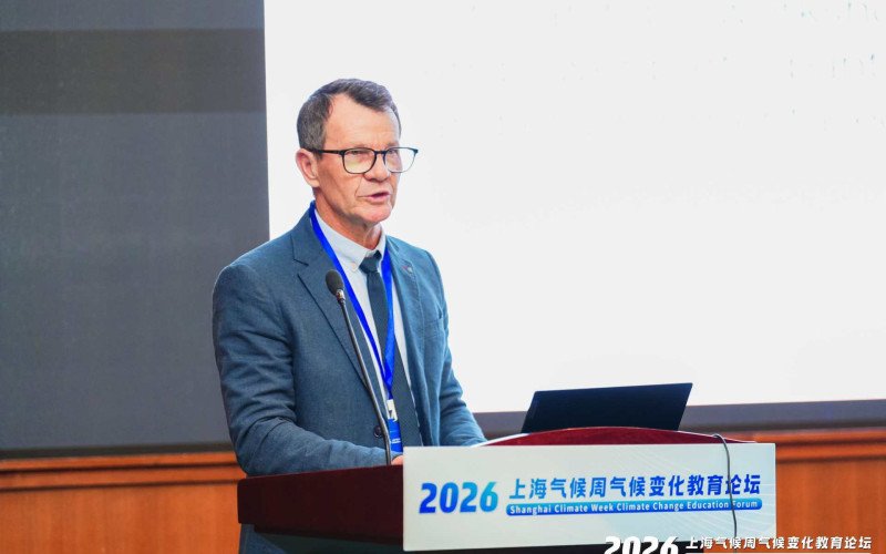 Professor Luiz Rohden apresenta Projeto Educar Crescer em fórum na China
