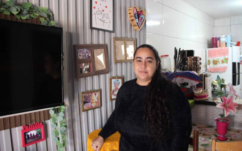 Porta-retratos vazios nas paredes representam as memórias perdidas na enchente de 2024