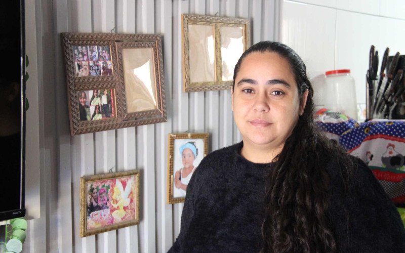 Porta-retratos vazios nas paredes representam as memórias perdidas na enchente de 2024 | abc+