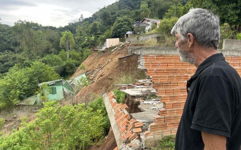 Accadrolli volta todos os dias para ver o antigo lar
