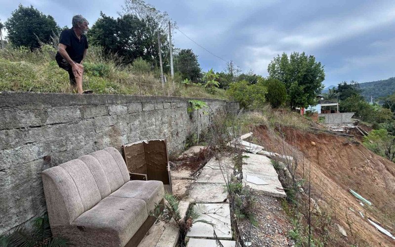 Vicente Hilario Accadrolli volta todos os dias para o local onde morou por quase 30 anos para matar a saudade daquilo que a catástrofe destruiu